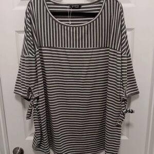 NWT Size-28/5X BloomChic Black & White Striped Crew Neck Raglan Sleeve T-shirt‎